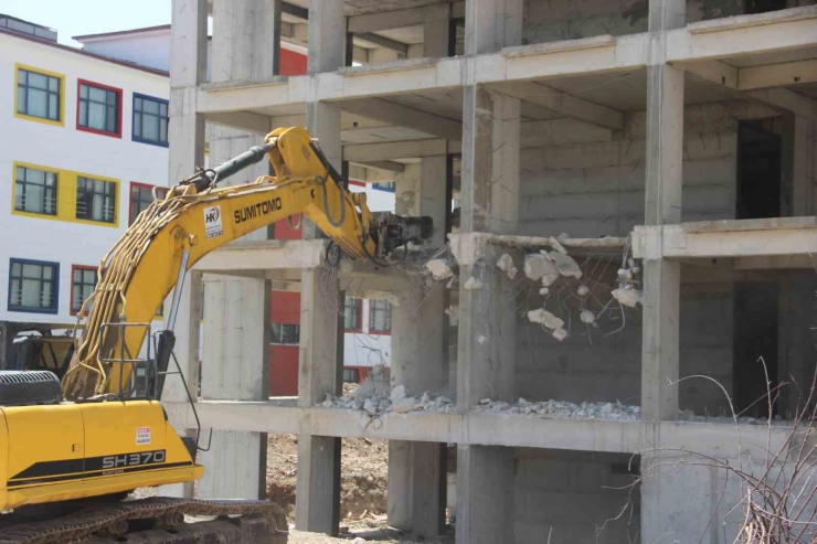 Müteahhit Kendisini İhbar Etti: Bina Mühürlenerek Yıkımı Yapıldı