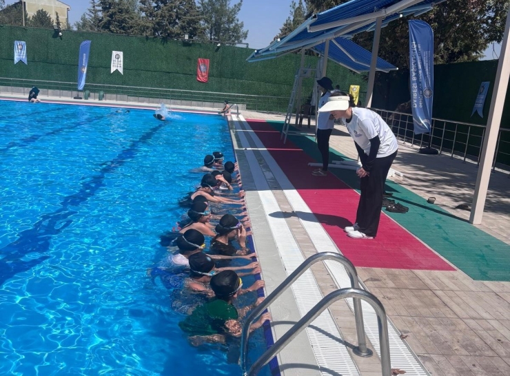 Çocuklara Yüzme Eğitimi Verildi