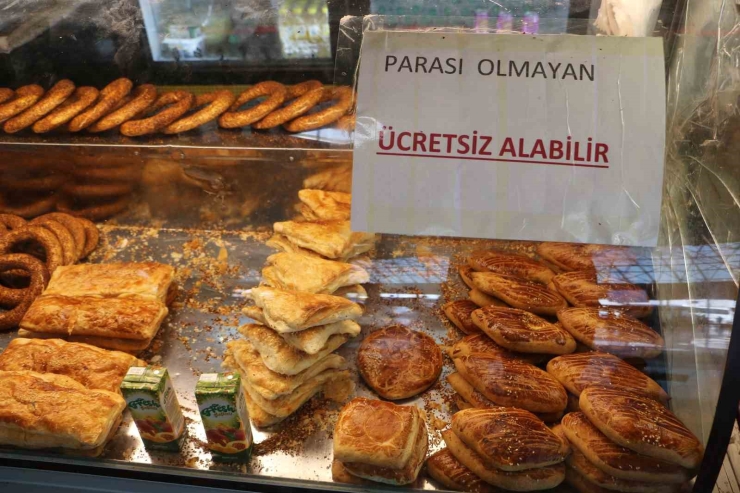 Diyarbakır’ın Örnek Esnafı: İhtiyaç Sahipleri 6 Yıldır Bu Tezgahtan Ücretsiz Simit Ve Su Alabiliyor