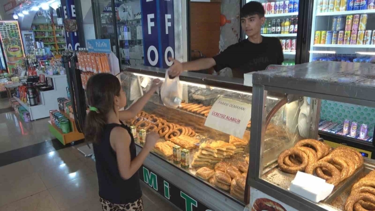 Diyarbakır’ın Örnek Esnafı: İhtiyaç Sahipleri 6 Yıldır Bu Tezgahtan Ücretsiz Simit Ve Su Alabiliyor