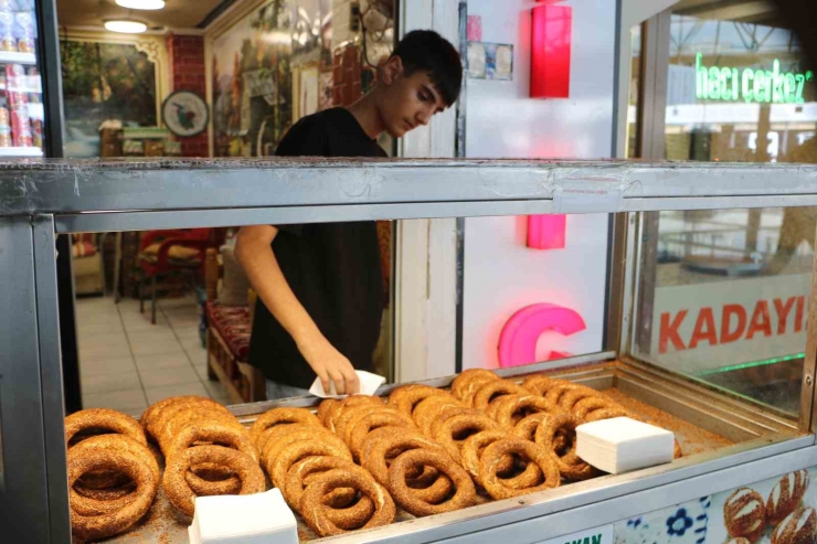 Diyarbakır’ın Örnek Esnafı: İhtiyaç Sahipleri 6 Yıldır Bu Tezgahtan Ücretsiz Simit Ve Su Alabiliyor