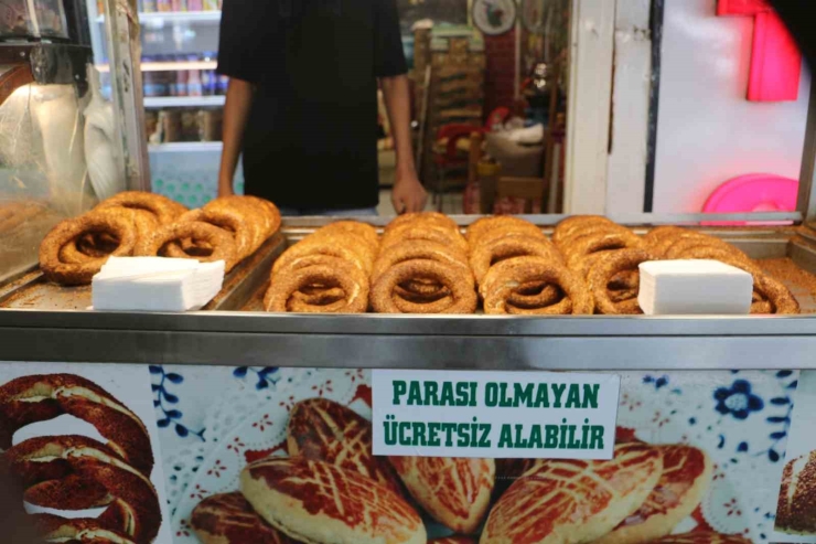 Diyarbakır’ın Örnek Esnafı: İhtiyaç Sahipleri 6 Yıldır Bu Tezgahtan Ücretsiz Simit Ve Su Alabiliyor