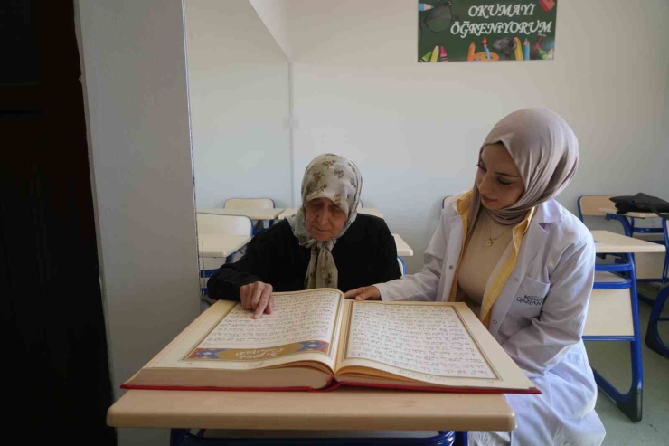 87 Yaşında Kur’an-ı Kerim Okumayı Öğrendi