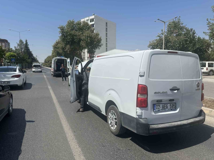 Midibüs İle Otomobil Çarpıştı: 1 Yaralı