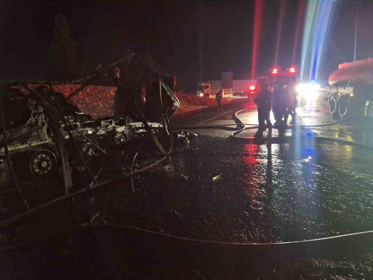 Şanlıurfa’da Alev Alev Yanan Tır Hurda Yığınına Döndü