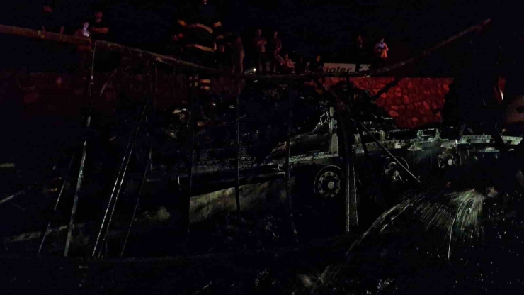 Şanlıurfa’da Alev Alev Yanan Tır Hurda Yığınına Döndü