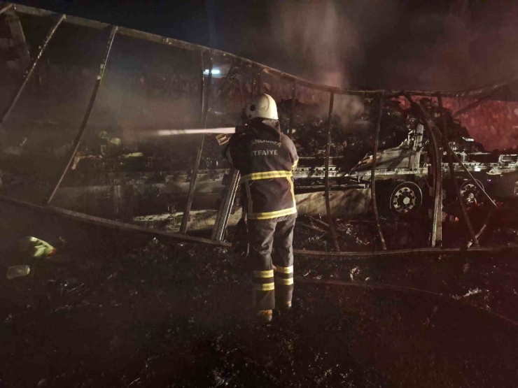 Şanlıurfa’da Alev Alev Yanan Tır Hurda Yığınına Döndü