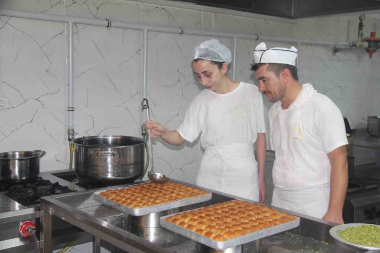 Öğrencilerin Uygun Fiyata Ürettiği Baklava İçin Sıraya Giriyorlar