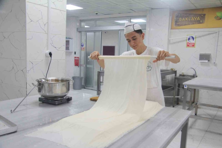 Öğrencilerin Uygun Fiyata Ürettiği Baklava İçin Sıraya Giriyorlar