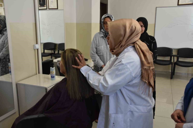 Gaziantep’te Kadınlar Binevler Sosyal Tesisi’nde Meslek Öğreniyor