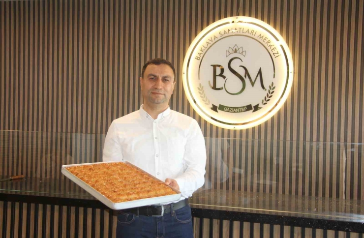 Öğrencilerin Uygun Fiyata Ürettiği Baklava İçin Sıraya Giriyorlar