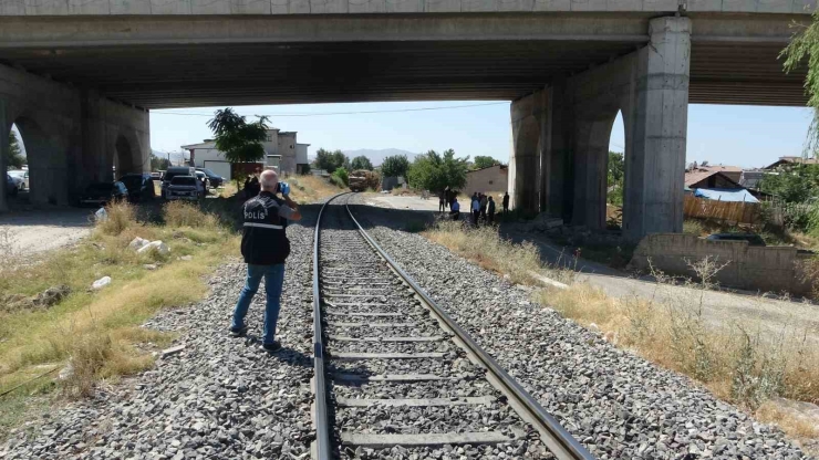 Malatya’da Yük Treni Yayaya Çarptı: 1 Ağır Yaralı