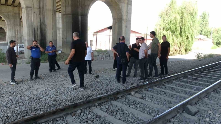 Malatya’da Yük Treni Yayaya Çarptı: 1 Ağır Yaralı