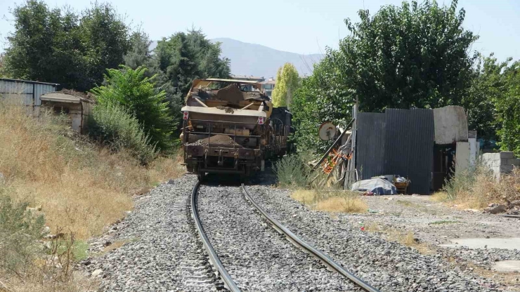 Malatya’da Yük Treni Yayaya Çarptı: 1 Ağır Yaralı