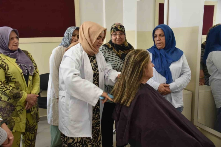 Gaziantep’te Kadınlar Binevler Sosyal Tesisi’nde Meslek Öğreniyor