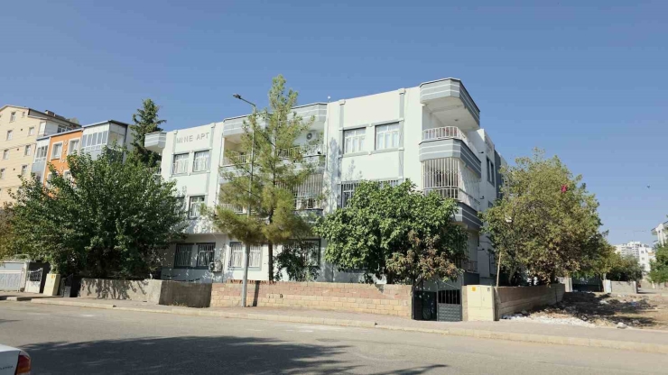 Kardeşi Ve Yeğenlerinin Gözü Önünde Eniştesini Öldürdü