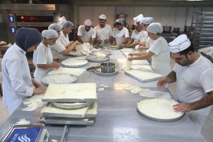 Öğrencilerin Uygun Fiyata Ürettiği Baklava İçin Sıraya Giriyorlar