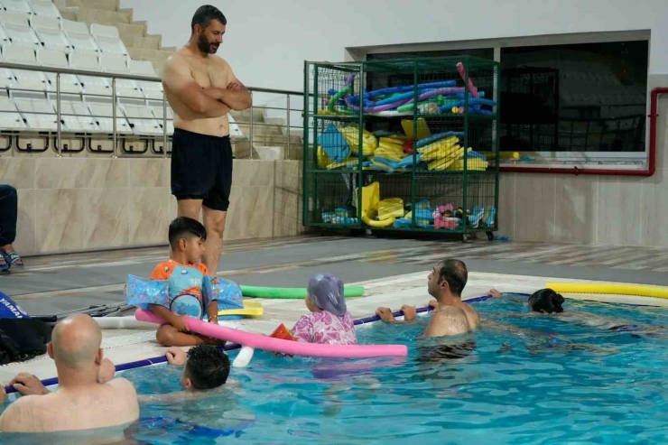 Adıyaman Üniversitesi’nden Ampute Bireylere Yüzme Kursu