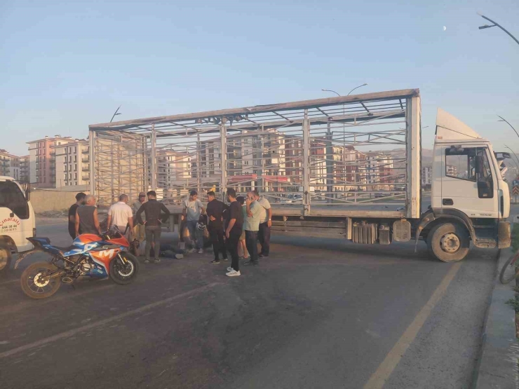 Kamyon İle Motosiklet Çarpıştı: 1 Yaralı