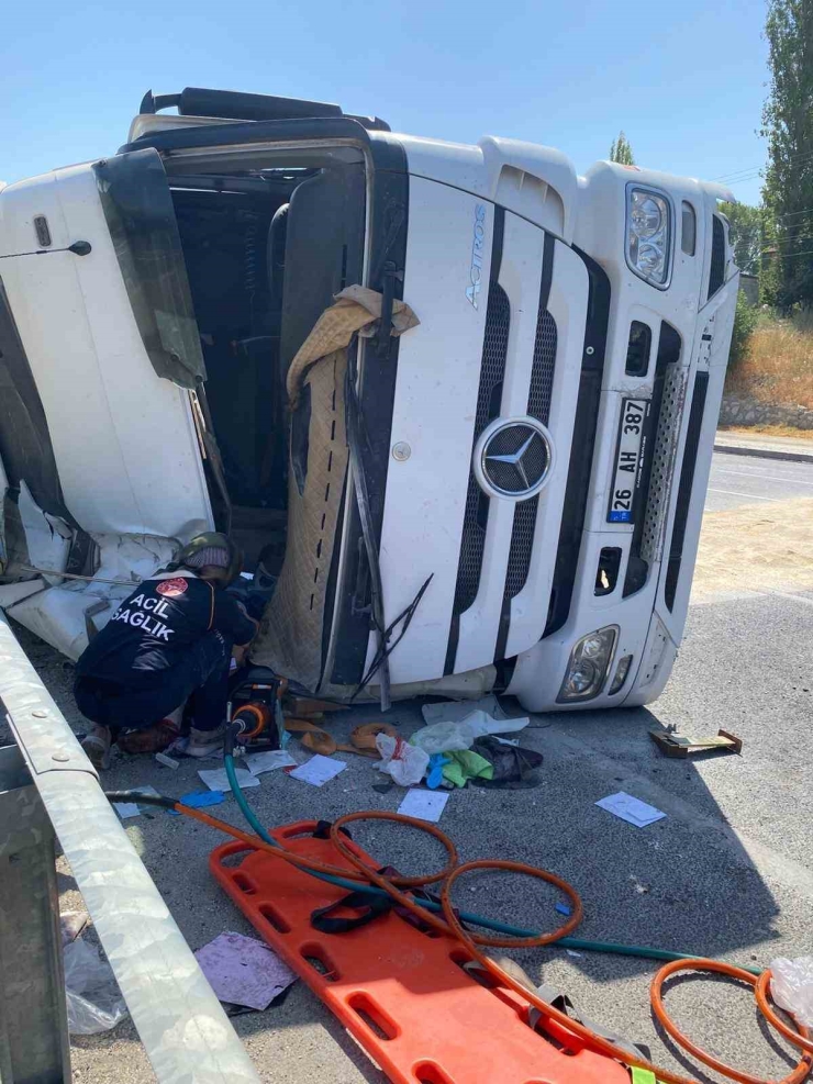 Malatya’da Kontrolden Çıkan Tır Devrildi: 1 Ağır Yaralı