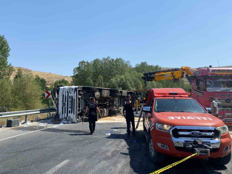 Malatya’da Kontrolden Çıkan Tır Devrildi: 1 Ağır Yaralı