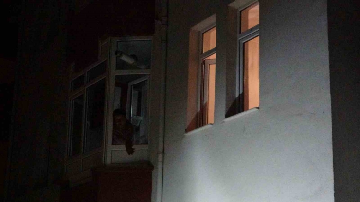 Pencerede Sigara İçerken Düşen Çocuk Yaralandı