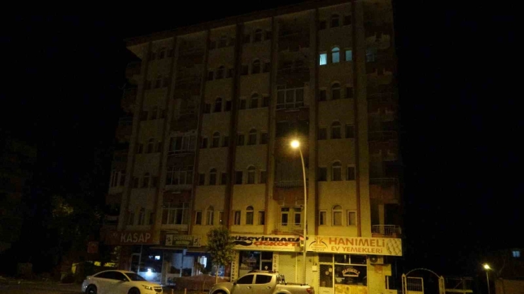 Pencerede Sigara İçerken Düşen Çocuk Yaralandı