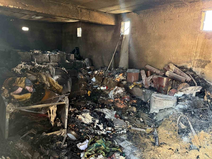 Yangın Evi Küle Çevirdi