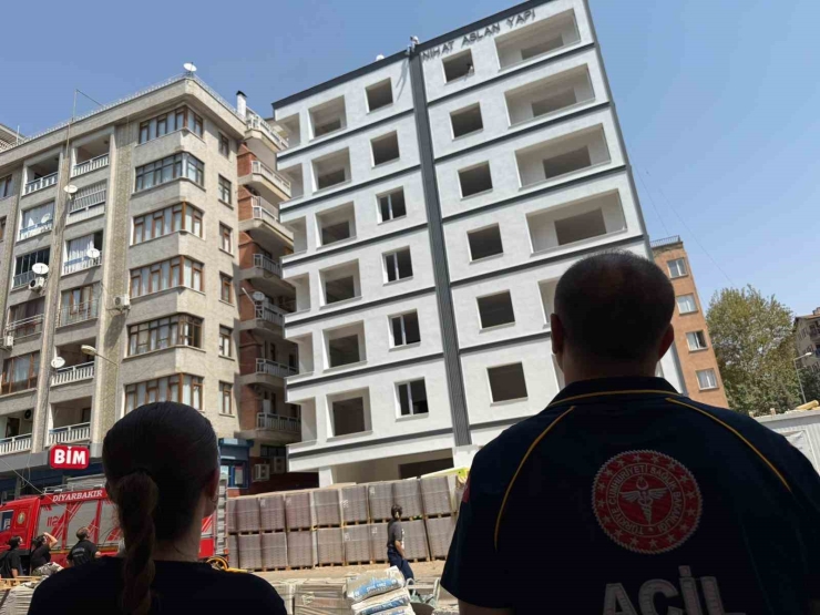 6’ncı Kattan Atlamak İstedi, Ailesi Ve Polisler İkna Etti