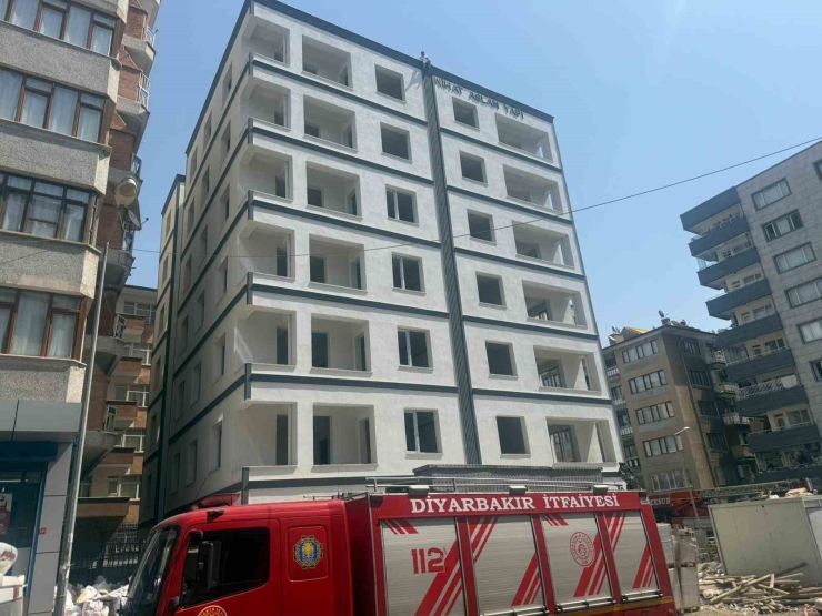 6’ncı Kattan Atlamak İstedi, Ailesi Ve Polisler İkna Etti