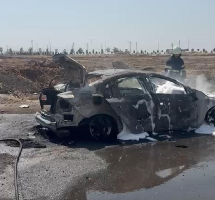 Diyarbakır’da Alev Topuna Dönen Otomobil İtfaiye Ekiplerince Söndürüldü
