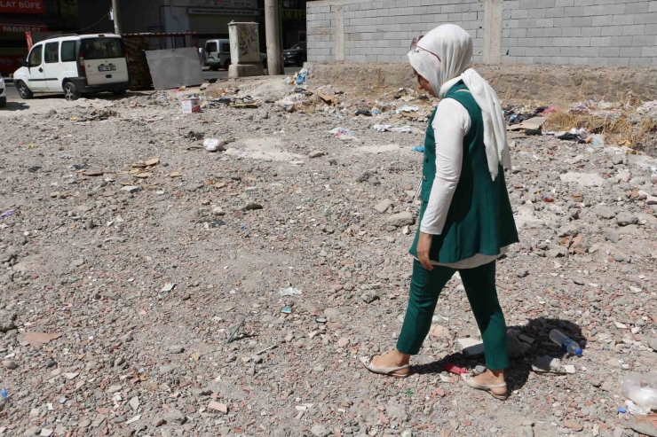 Depremde Yaklaşık 60 Saat Sonra Enkazdan Çıkarılmıştı, Yaşadıklarını Kitap Haline Getirdi