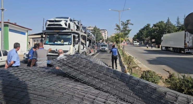 Malatya’da Kontrolden Çıkarak Karşı Şeride Geçen Araç Korkuttu