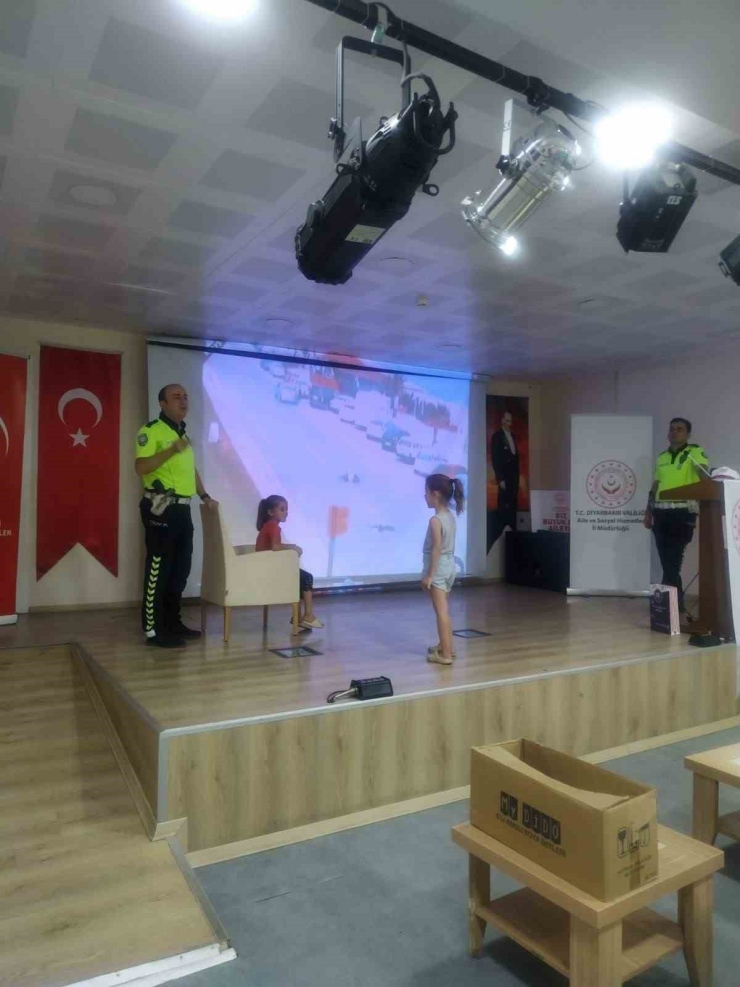 Diyarbakır’da Trafik Polislerinden Öğrencilere Trafik Eğitimi