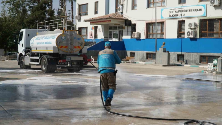 Haliliye Belediyesinden Okullarda Eğitim Öncesi Temizlik Seferberliği