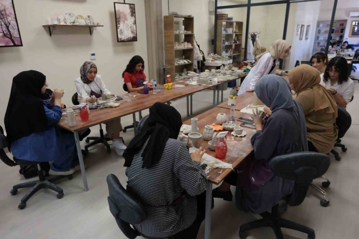 Ressamların Eserleri Şanlıurfalı Kadınların Ellerinde Seramiklere Yansıtılıyor