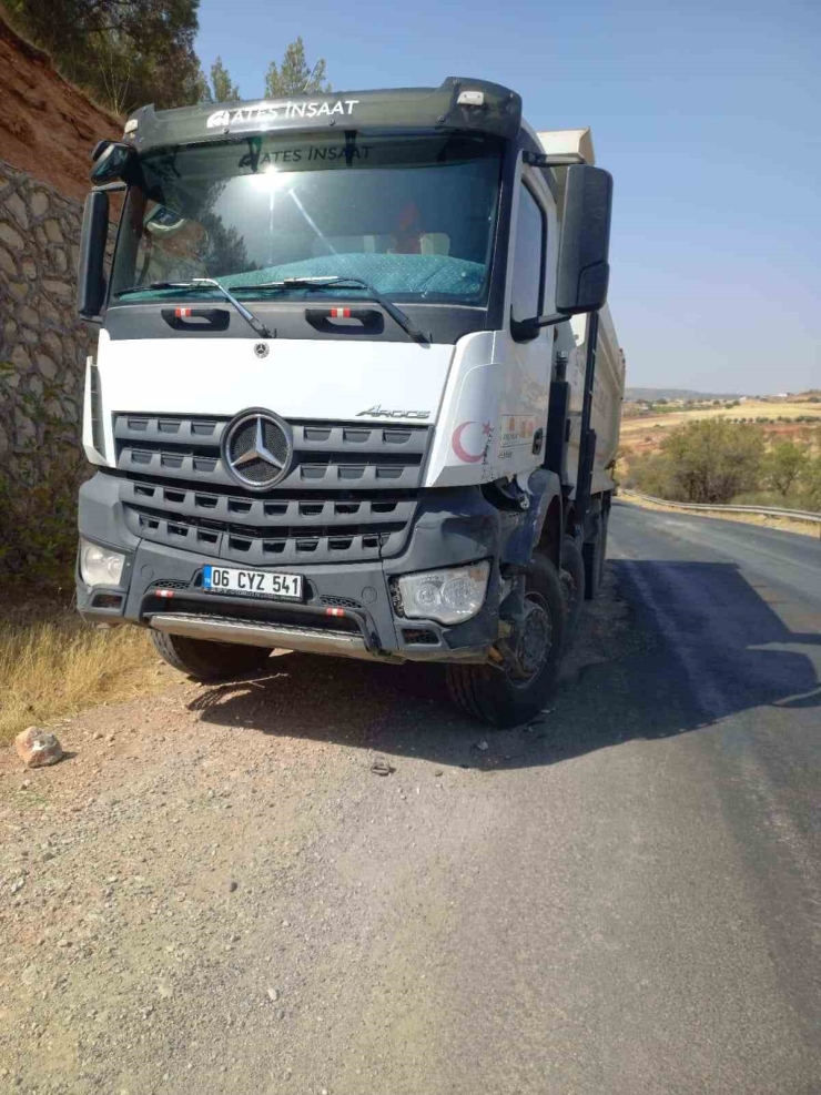 Kamyon İle Minibüs Çarpıştı: 1 Yaralı