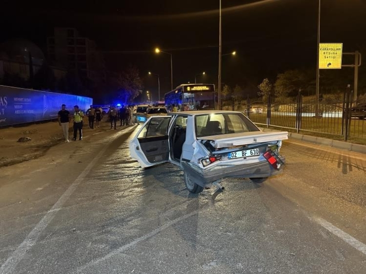 Otomobile Arkadan Çarpan Aracın Sürücüsü Kaçtı: 1 Yaralı