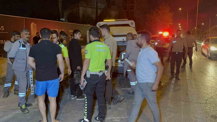 Otomobile Arkadan Çarpan Aracın Sürücüsü Kaçtı: 1 Yaralı