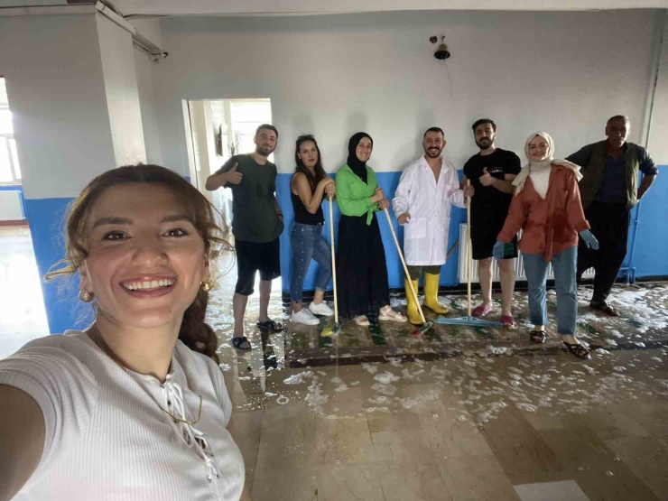 Dicle’de Öğretmenler Görev Yaptıkları Okulu Temizledi