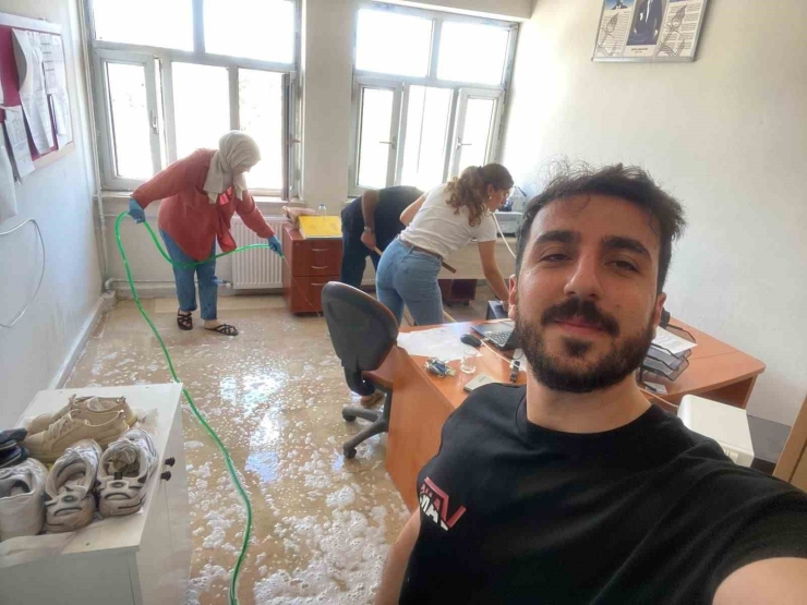 Dicle’de Öğretmenler Görev Yaptıkları Okulu Temizledi
