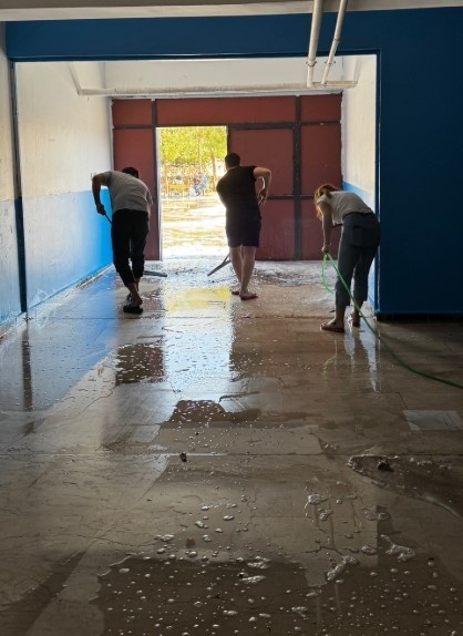 Dicle’de Öğretmenler Görev Yaptıkları Okulu Temizledi