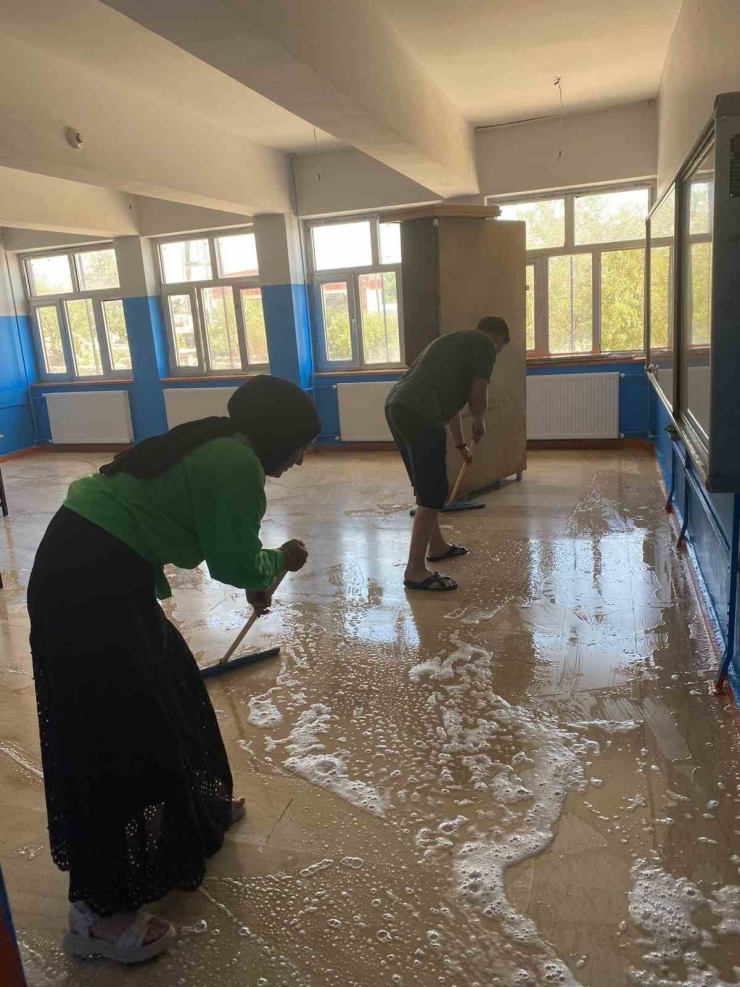 Dicle’de Öğretmenler Görev Yaptıkları Okulu Temizledi