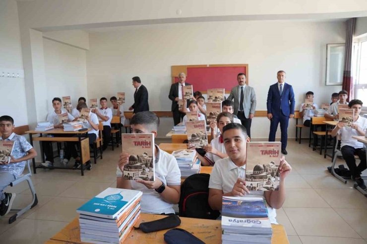 Başkan Hallaç, İlk Ders Zilinde Öğrencilerle Buluştu