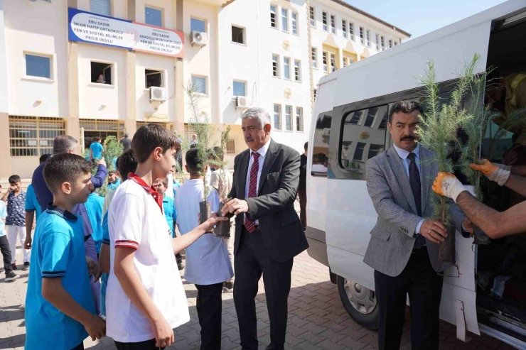 Başkan Hallaç, İlk Ders Zilinde Öğrencilerle Buluştu