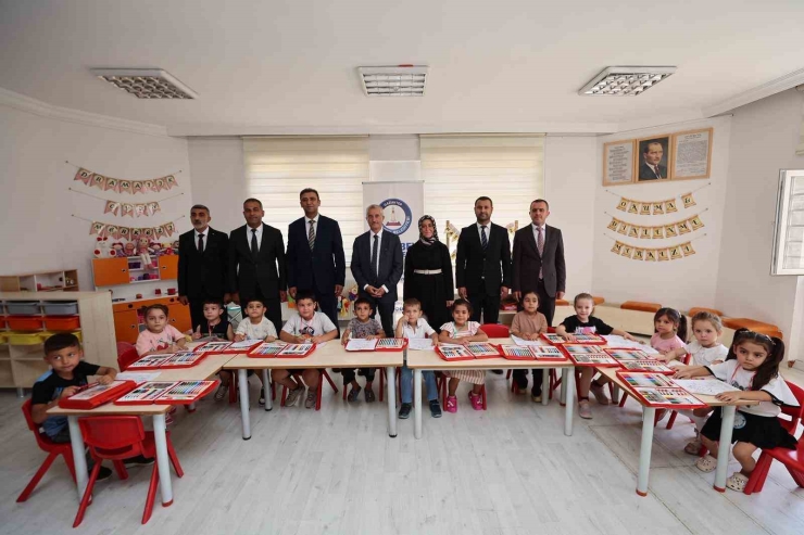 Başkan Tahmazoğlu’ndan Öğrencilere 881 Bin Adet Boyama Seti