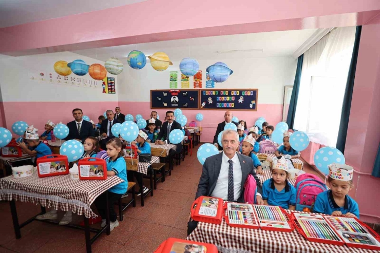 Başkan Tahmazoğlu’ndan Öğrencilere 881 Bin Adet Boyama Seti