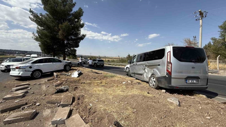 Yola Kontrolsüz Giren Kamyonet, Çarptığı Otomobili Karşı Yola Fırlattı