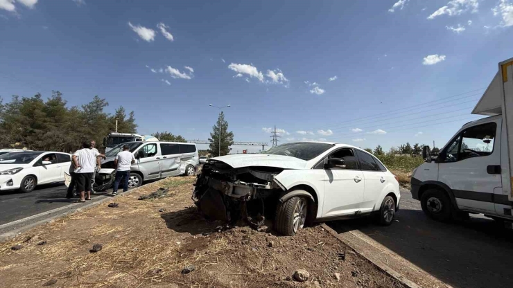 Yola Kontrolsüz Giren Kamyonet, Çarptığı Otomobili Karşı Yola Fırlattı