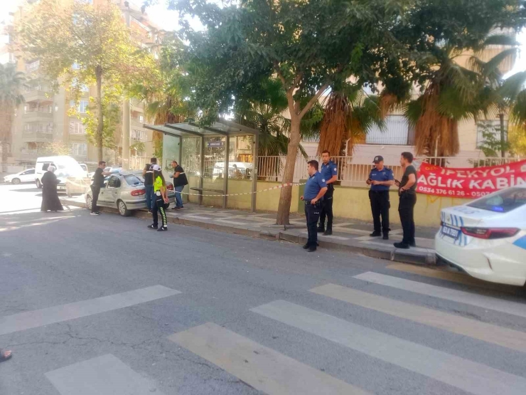 Şanlıurfa’da Otomobil Durakta Bekleyenlere Çarptı: 1 Öğrenci Öldü, 3 Kişi Yaralandı